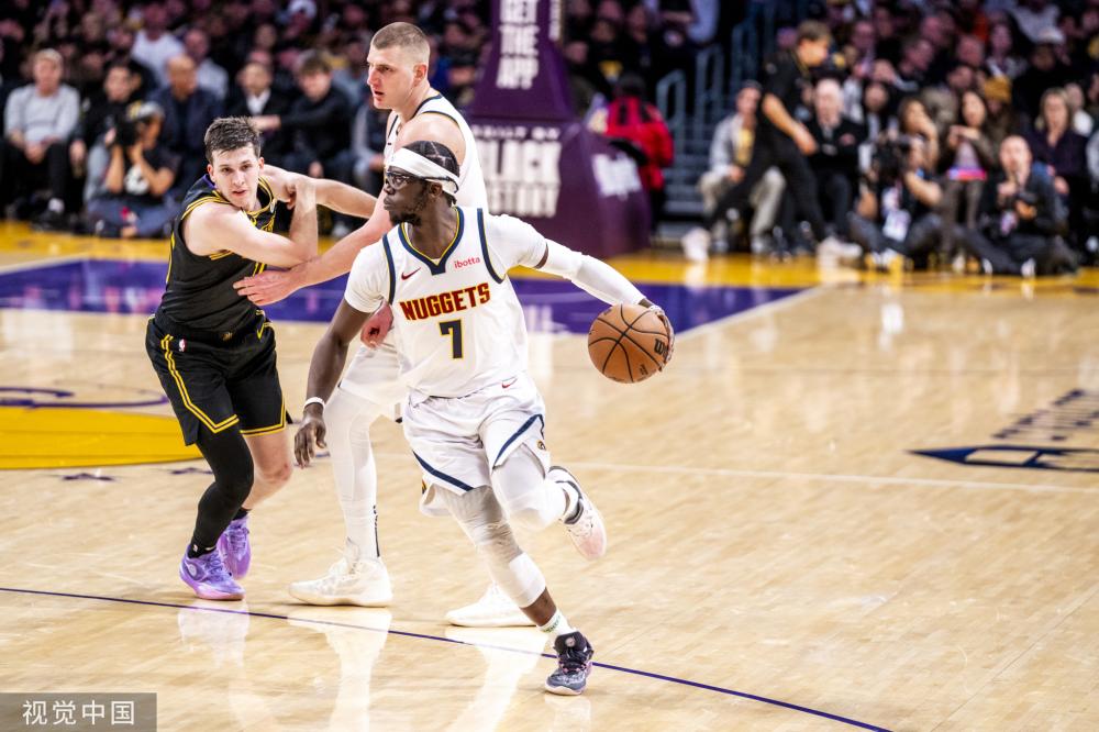 足球为多彩校园注入活力.